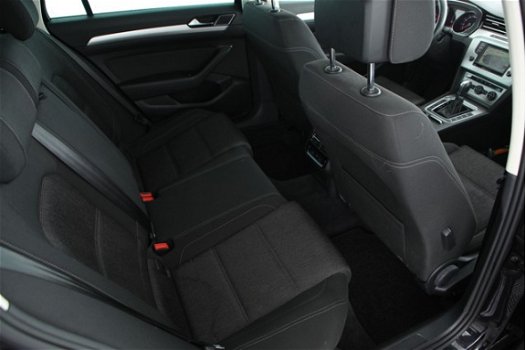 Volkswagen Passat Variant - 1.6 TDI Connected Series Automaat | NAVI | LED | Sportstoelen | Trekhaak - 1