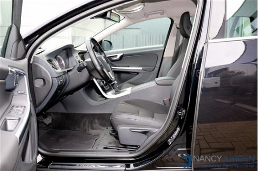Volvo V60 - 1.6 T4 Momentum Navi Automaat Parkassist V+A Bi-Xenon Dakrails Business Pack Pro Stof/Le - 1