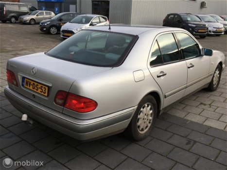 Mercedes-Benz E-klasse - 230 Avantgarde Zeer nette Auto - 1