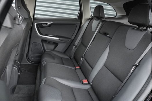 Volvo XC60 - 2.0T Momentum Automaat Verwarmde voorstoelen en achterbank Cruise Control Navigatie Sta - 1