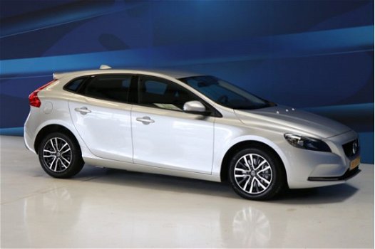 Volvo V40 - 1.5 T3 152pk MOMENTUM GEARTRONIC - 1