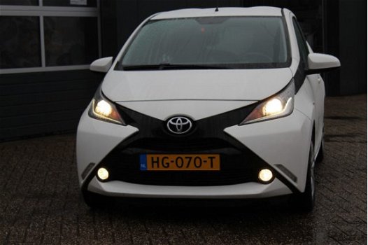 Toyota Aygo - 1.0 VVT-i x-play (70pk) 5-drs/ CAMERA/ Media-Scherm/ Airco/ Cruise/ Elek. pakket/ C.V. - 1