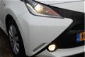 Toyota Aygo - 1.0 VVT-i x-play (70pk) 5-drs/ CAMERA/ Media-Scherm/ Airco/ Cruise/ Elek. pakket/ C.V. - 1 - Thumbnail