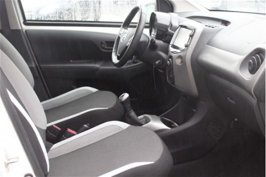 Toyota Aygo - 1.0 VVT-i x-play (70pk) 5-drs/ CAMERA/ Media-Scherm/ Airco/ Cruise/ Elek. pakket/ C.V. - 1