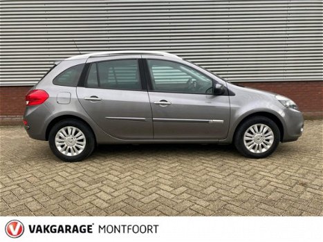 Renault Clio Estate - 1.2-16V Collection Airco / Cruise Control / Parkeesensoren / Panorama dak - 1