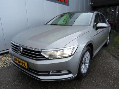 Volkswagen Passat - 1.6 TDI Highline Schuifdak LED koplampen Stoelverw Navi Clima PDC Bluetooth Crui - 1