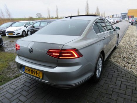 Volkswagen Passat - 1.6 TDI Highline Schuifdak LED koplampen Stoelverw Navi Clima PDC Bluetooth Crui - 1