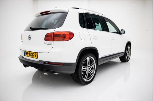 Volkswagen Tiguan - 2.0 TDI Sport&Style 4Motion DSG Pano Navi Xenon Trekhaak 19 Inch - 1