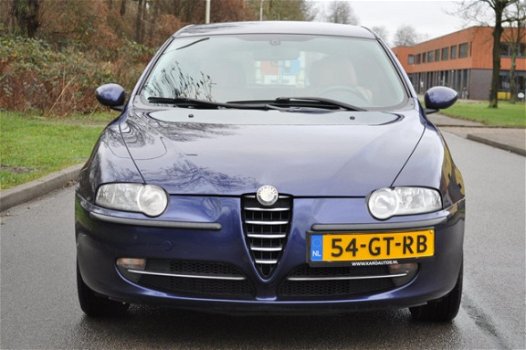 Alfa Romeo 147 - 1.6 T.Spark Veloce Distinctive AIRCO/LEDER/CRUISE NETTE AUTO - 1