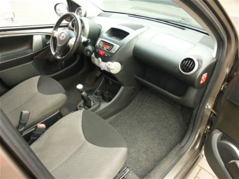 Toyota Aygo - 1.0 VVT-i Aspiration.5, deurs, airco, slechts, 84.000.km - 1