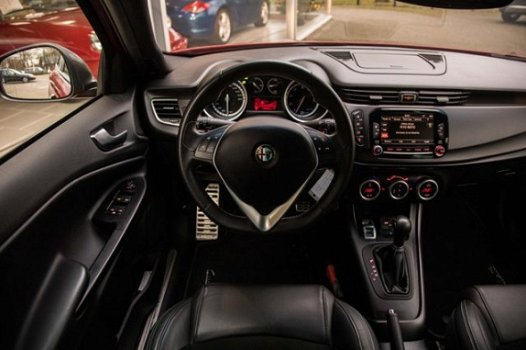 Alfa Romeo Giulietta - 1.4 Turbo QV-Line TCT Automaat Rosso Competizione - 1