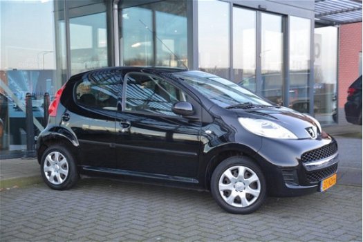 Peugeot 107 - 1.0-12V Millesim 200 Airco / Toerenteller / NAP / 5 deurs - 1