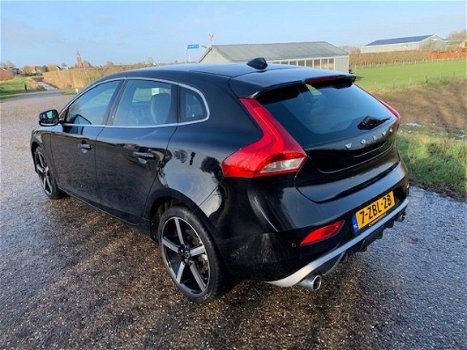 Volvo V40 - 2.0 D4 R-Design Leer Panoramadak Camera Trekhaak enz - 1