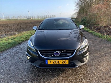 Volvo V40 - 2.0 D4 R-Design Leer Panoramadak Camera Trekhaak enz - 1