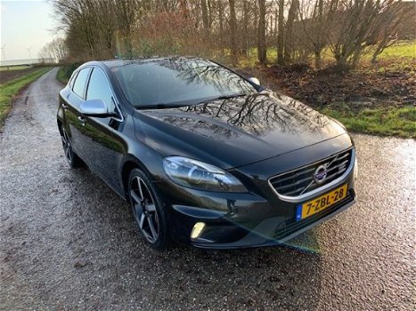 Volvo V40 - 2.0 D4 R-Design Leer Panoramadak Camera Trekhaak enz - 1