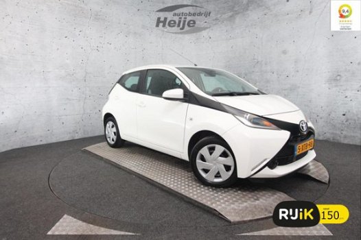 Toyota Aygo - 1.0 VVT-i x-play | Airco | Achteruitrijcamera | Navigatie - 1