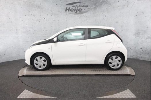 Toyota Aygo - 1.0 VVT-i x-play | Airco | Achteruitrijcamera | Navigatie - 1