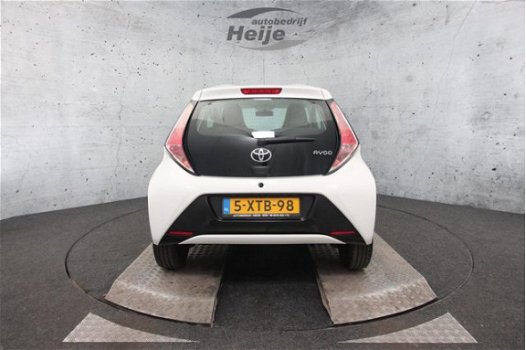 Toyota Aygo - 1.0 VVT-i x-play | Airco | Achteruitrijcamera | Navigatie - 1