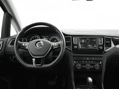 Volkswagen Golf Sportsvan - 1.2 TSI HIGHLINE AUT. + NAVIGATIE / CAMERA / WEGKLAPBARE TREKHAAK - 1
