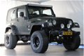 Jeep Wrangler - 4.0 I Sahara / LPG G3 / Youngtimer / Verhoogd - 1 - Thumbnail