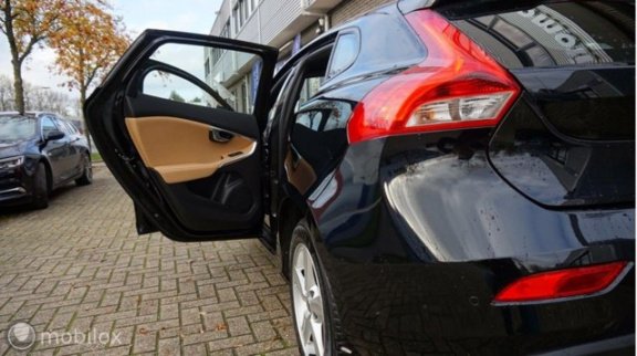 Volvo V40 - 2.0 D2 AUTOMAAT NAVI LEER STOELVERW. LED ELEK. STOELEN CRUISE CAMERA PDC - 1