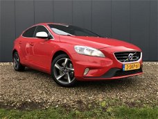 Volvo V40 - D3 170 PK R-Design 5-Cilinder Uniek / Automaat / Bi-Xenon / Bluetooth / Navigatie / Pole