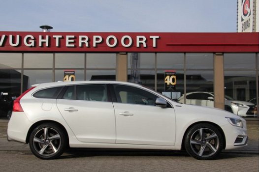 Volvo V60 - 2.4 D6 AWD Plug-In Hybrid R-Design Trekhaak incl.btw - 1