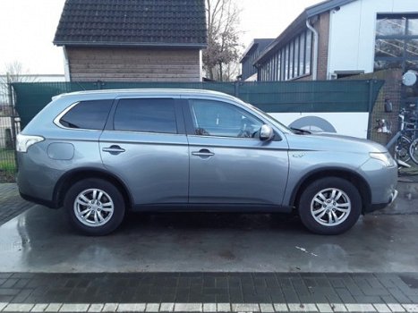 Mitsubishi Outlander - 1