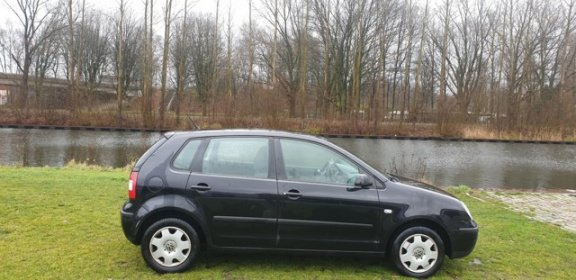 Volkswagen Polo - 1.4-16V Comfortline 5 deurs airco cv op afs elekramen stuurbkr - 1