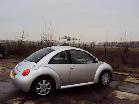 Volkswagen New Beetle - 2.0 Highline - 1