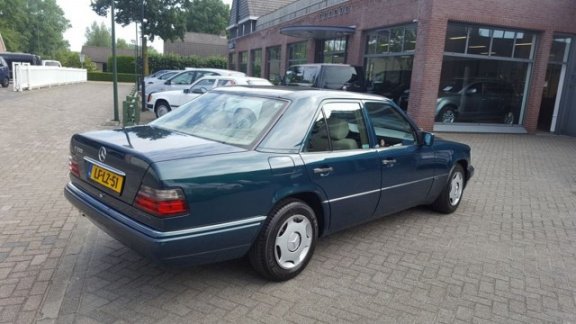 Mercedes-Benz E-klasse - collection 221/1000 E 200 - 1