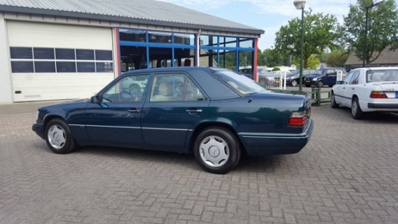 Mercedes-Benz E-klasse - collection 221/1000 E 200 - 1