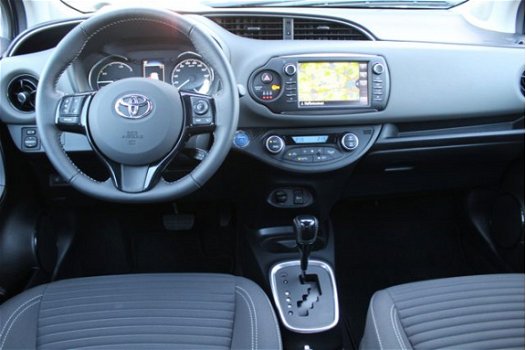 Toyota Yaris - 1.5 Hybrid Dynamic NAVI/ LM-VELGEN/ DONKER GLAS/ KEYLESS - 1