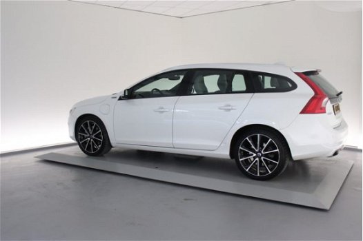 Volvo V60 - D5 Twin Engine Special Edition / Halftarief wegenbelasting - 1