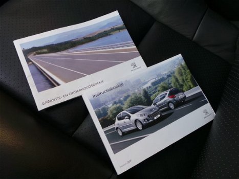 Peugeot 207 - 1.6 VTi 16V 120pk 3D Allure *Panoramadak / Leder met stoelverwarming - 1