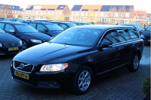 Volvo V70 - 2.0T Kinetic | PDC voor en achter | Navi | Trekhaak - 1