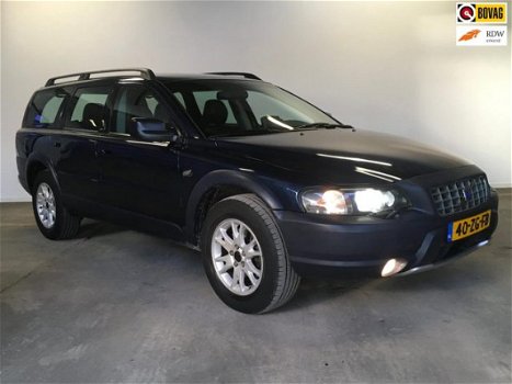 Volvo XC70 - 2.4 D5 Comfort Line Mobility / Trekhaak / Leer / Etc - 1