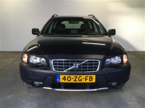 Volvo XC70 - 2.4 D5 Comfort Line Mobility / Trekhaak / Leer / Etc - 1