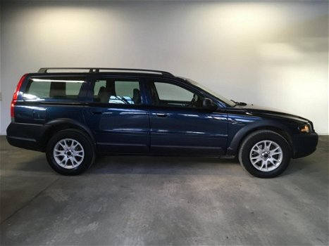 Volvo XC70 - 2.4 D5 Comfort Line Mobility / Trekhaak / Leer / Etc - 1