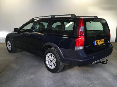 Volvo XC70 - 2.4 D5 Comfort Line Mobility / Trekhaak / Leer / Etc - 1