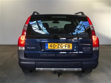 Volvo XC70 - 2.4 D5 Comfort Line Mobility / Trekhaak / Leer / Etc - 1