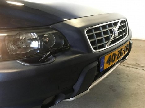 Volvo XC70 - 2.4 D5 Comfort Line Mobility / Trekhaak / Leer / Etc - 1