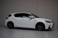 Lexus CT 200h - F Sport Line Navigatie / Camera / PDC V+A / Sportstoelen /NAP / Dealer onderhouden - 1 - Thumbnail