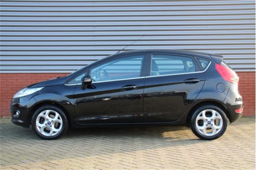 Ford Fiesta - 1.25 Titanium 82 PK | Cruise Control | verwarmde voorruit | LMV | Parkeersensoren acht - 1