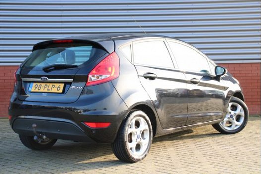 Ford Fiesta - 1.25 Titanium 82 PK | Cruise Control | verwarmde voorruit | LMV | Parkeersensoren acht - 1