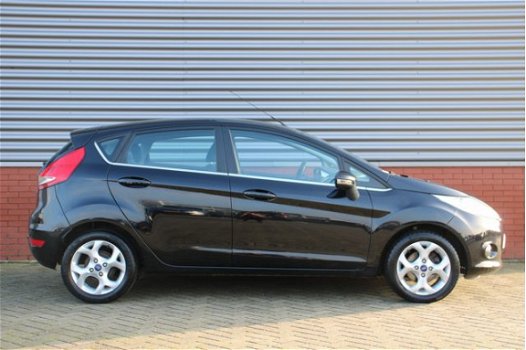 Ford Fiesta - 1.25 Titanium 82 PK | Cruise Control | verwarmde voorruit | LMV | Parkeersensoren acht - 1