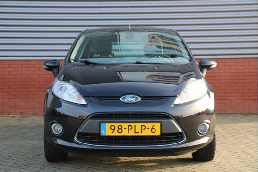 Ford Fiesta - 1.25 Titanium 82 PK | Cruise Control | verwarmde voorruit | LMV | Parkeersensoren acht - 1