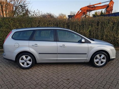 Ford Focus Wagon - 1.6-16V Futura Airco APK t/m 29-11-2020 - 1