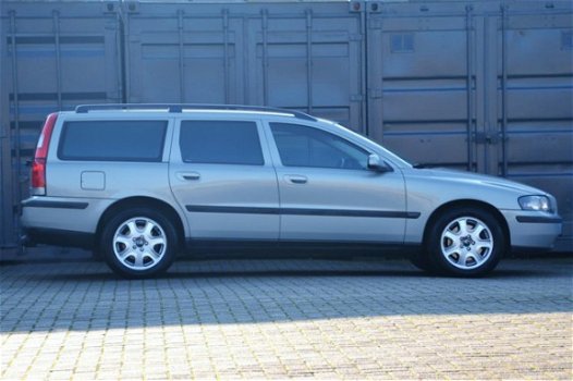 Volvo V70 - 2.4 T Momentum Geartronic YOUNGTIMER lage KM stand - 1