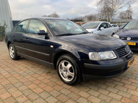 Volkswagen Passat - 2.3 V5 Trendline - 1